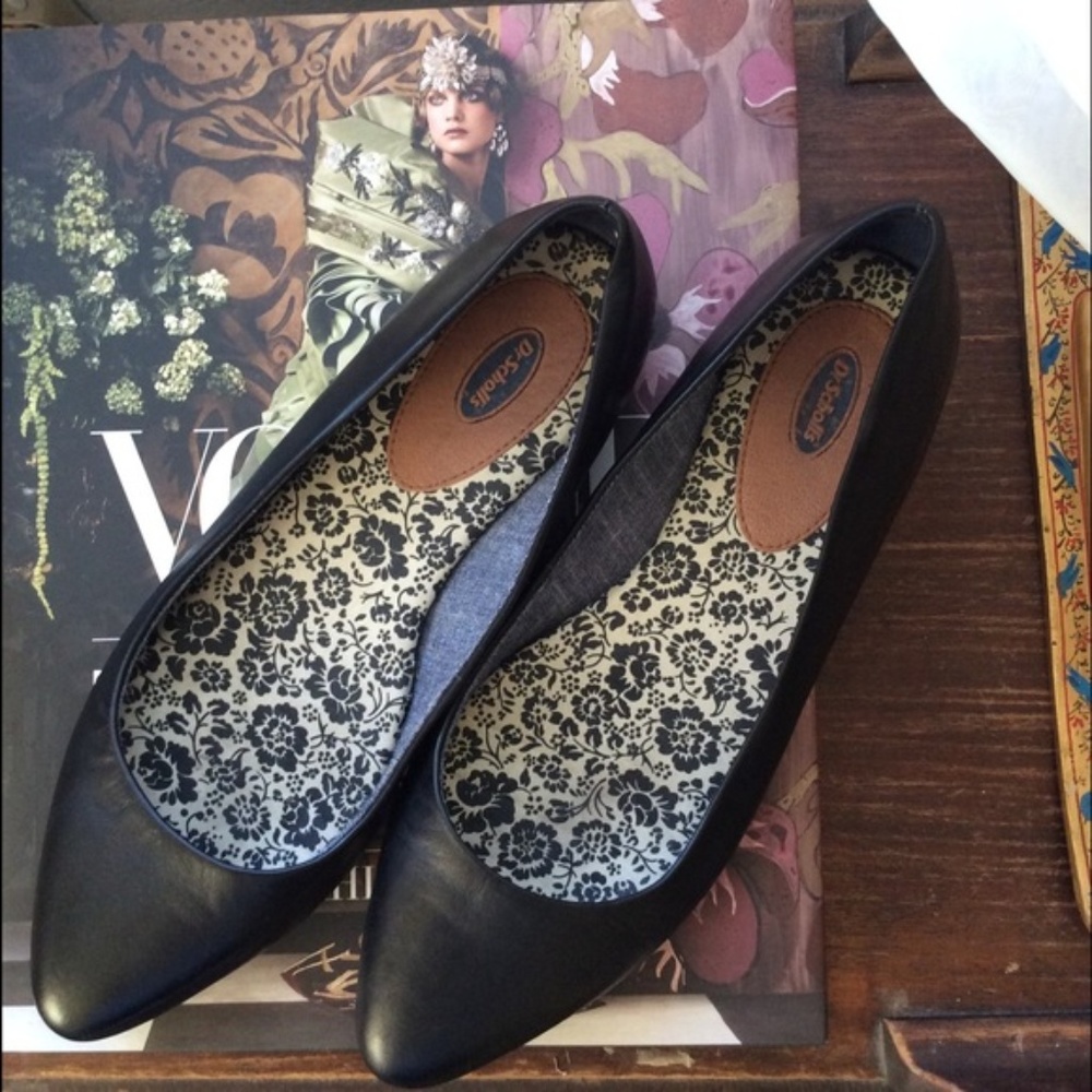 Comfy black leather pointy toe flats